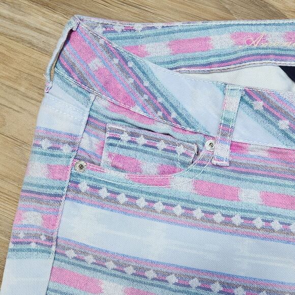 🔹️American Eagle Pink & Blue Aztec Print Raw Hem Shorts Size 4 - Picture 4 of 10